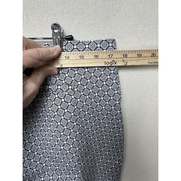 ROZ & ALI BLACK WHITE CAPRI STRETCH PANTS SIZE 16 W/ Zip Front Pockets - Picture 10 of 14